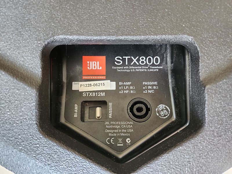 STX812M cổng kết nối loa của loa hội trường JBL