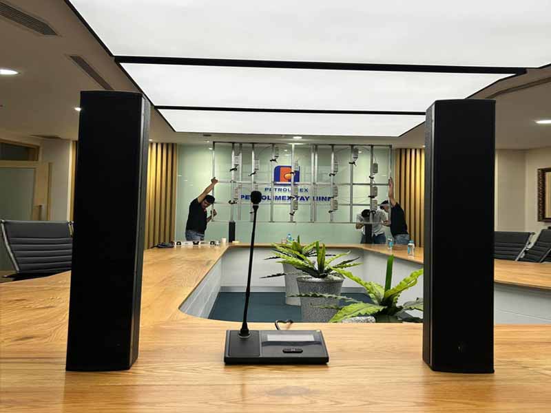 Micro hội thảo và loa được lắp đặt cho dự án