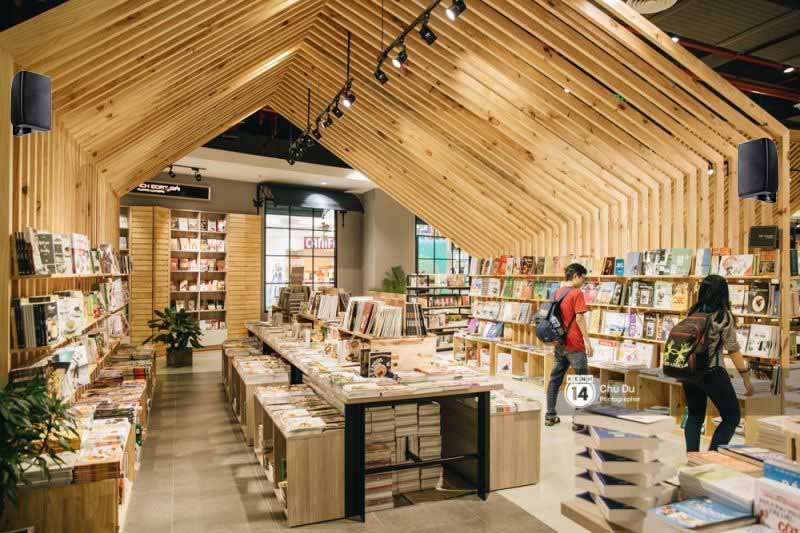 Loa treo tường được lắp đặt cho nhà sách nghe nhạc